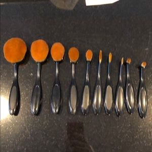 Oval makeup brush set